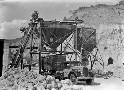169765 Afbeelding van een vrachtauto van de N.S. met een autolaadkist voor het vervoer van kalk in een kalksteengroeve ...